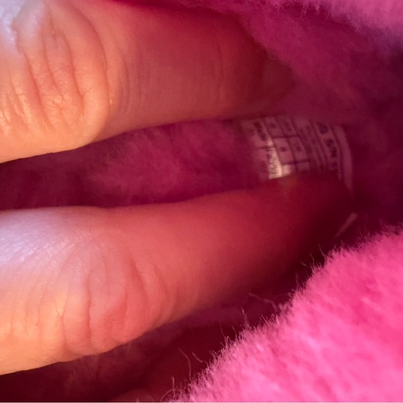 UGG Disquette slippers in a bright pink color - size 6! - Picture 3 of 4